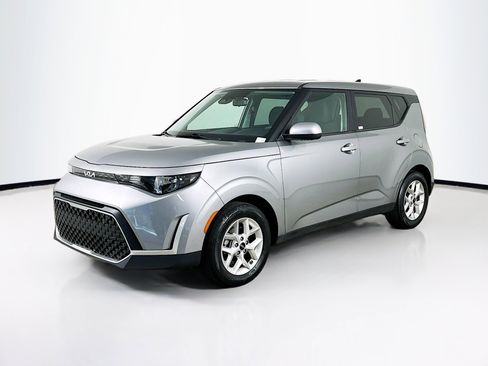 Used 2025 Kia Soul LX w/ LX Technology Package image 3