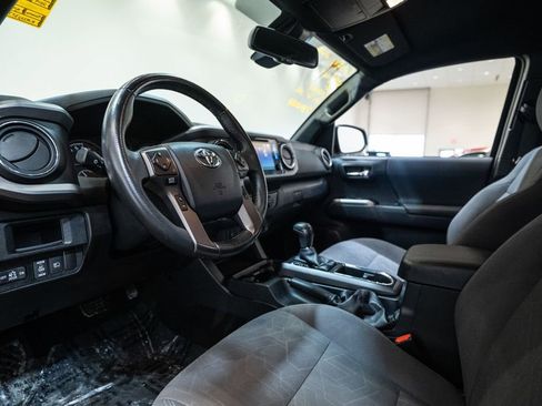 Used 2019 Toyota Tacoma TRD Sport image 12