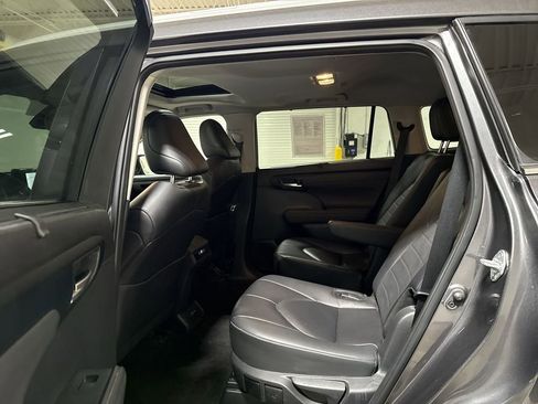 Used 2024 Toyota Highlander XLE image 23