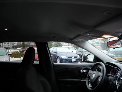 Used 2019 Jeep Cherokee Latitude w/ Cold Weather Group image 29