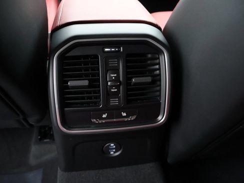 Certified 2026 Porsche Macan AWD/4WD image 21