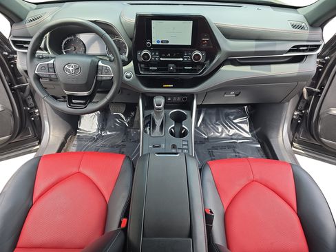 Used 2024 Toyota Highlander XSE FWD image 9