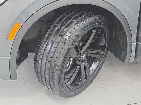 Certified 2023 Volkswagen Tiguan SE R-Line image 33
