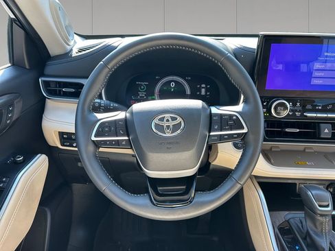 Used 2025 Toyota Highlander Limited AWD/4WD image 13