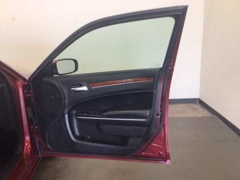 Used 2014 Chrysler 300 AWD w/ Driver Convenience Group image 10