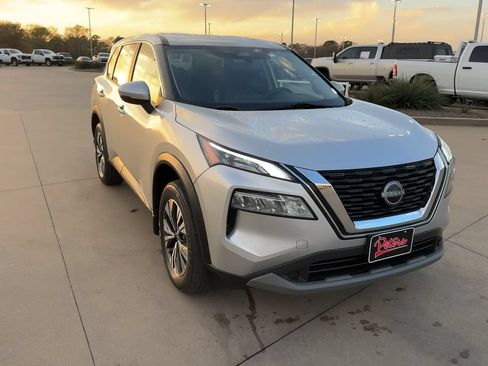 Used 2023 Nissan Rogue SV AWD/4WD image 3