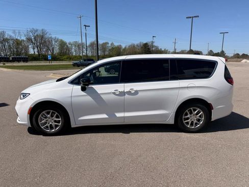 Used 2025 Chrysler Pacifica Select FWD image 6