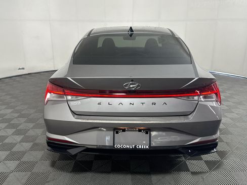 Used 2022 Hyundai Elantra SEL w/ Convenience + Premium Package FWD image 4