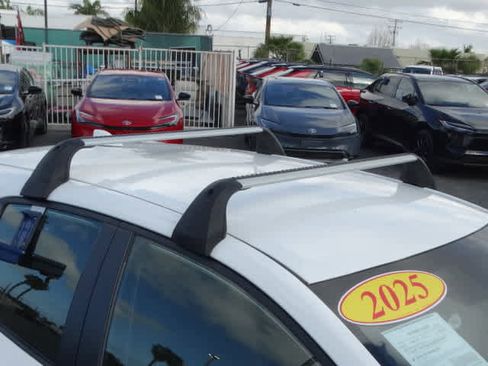 Used 2025 Toyota Corolla SE image 9