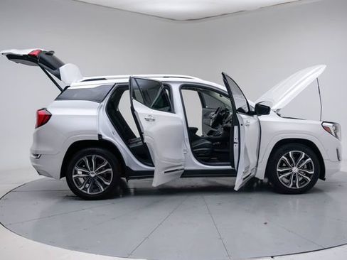 Used 2020 GMC Terrain Denali w/ Denali Premium Package FWD image 14