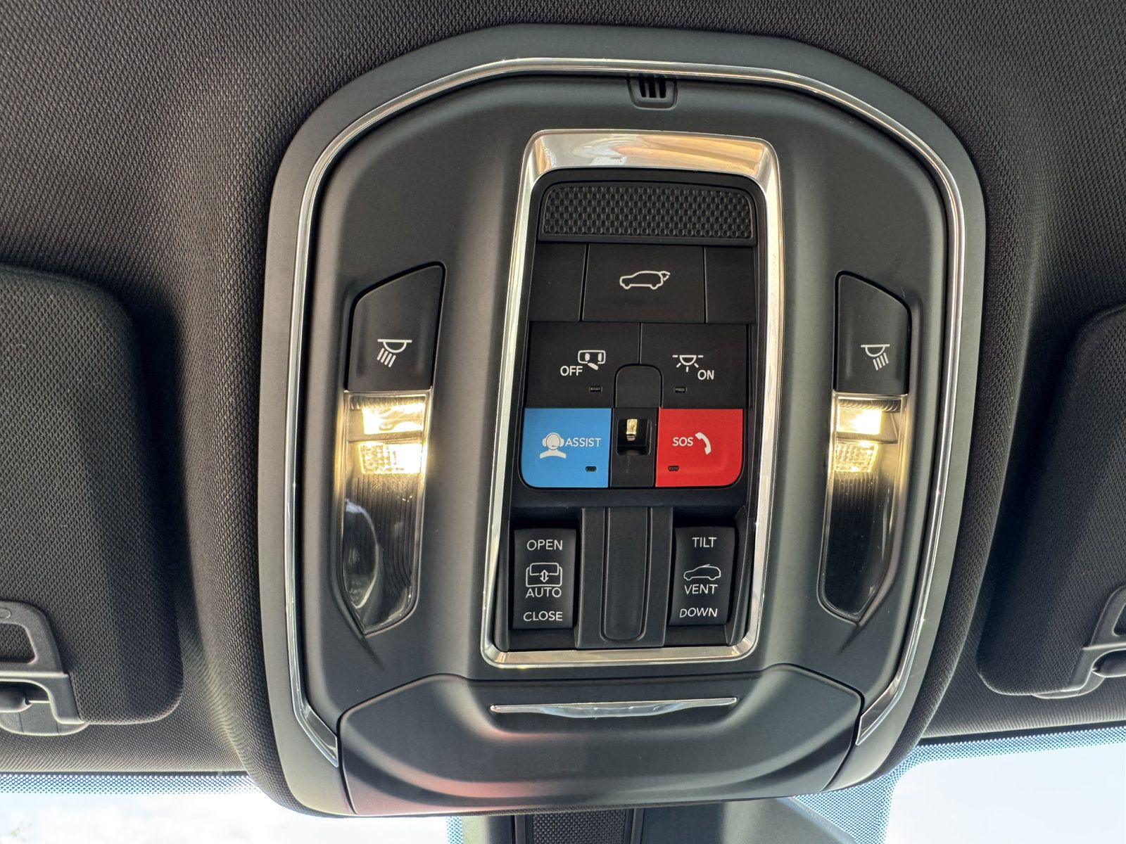 Used 2025 Jeep Grand Cherokee Laredo X w/ Luxury Tech Group I RWD image 27