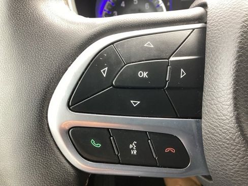 Used 2022 Chrysler Voyager LX image 16