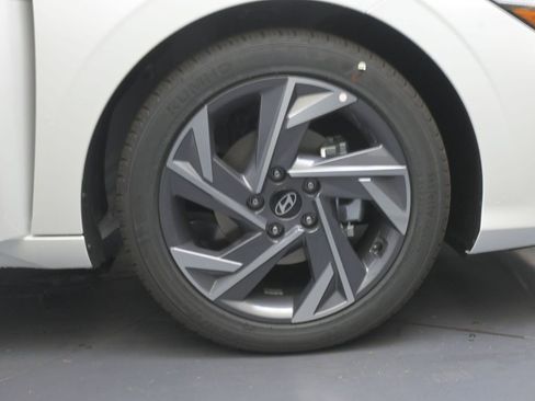 Certified 2025 Hyundai Elantra Sport FWD image 10