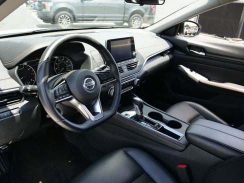 Used 2020 Nissan Altima 2.5 SR FWD image 2