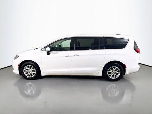 Used 2022 Chrysler Voyager LX FWD image 6