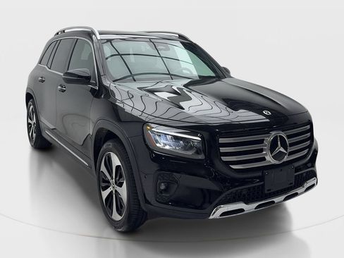 Used 2025 Mercedes-Benz GLB 250 4MATIC image 2