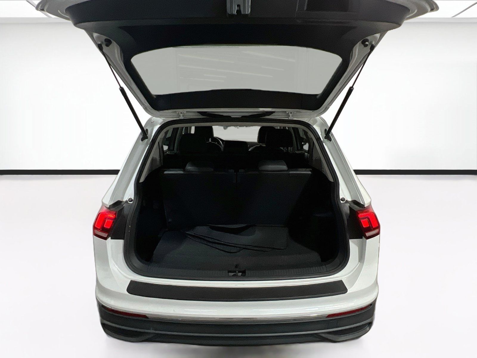 Used 2023 Volkswagen Tiguan SE FWD image 19