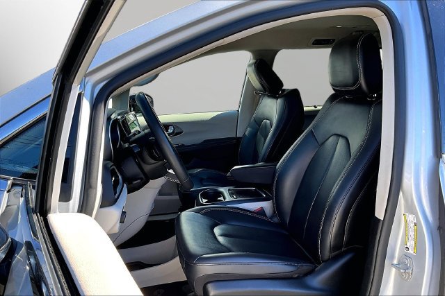 Used 2024 Chrysler Pacifica Touring-L FWD image 21