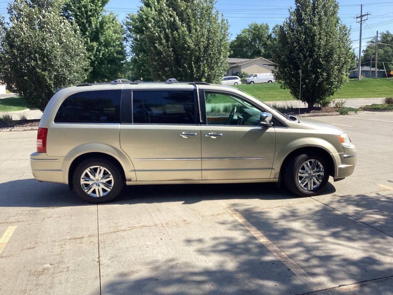 Used 2010 Chrysler Town & Country Limited FWD image 6