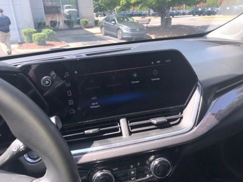 Used 2025 Chevrolet Trax ACTIV w/ Sunroof Package FWD image 19