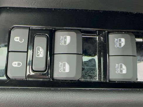 Used 2025 Jeep Wagoneer 4WD w/ Premium Group I image 13
