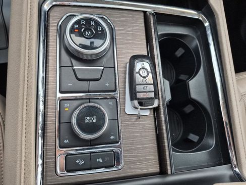 Used 2023 Ford Expedition Limited image 24