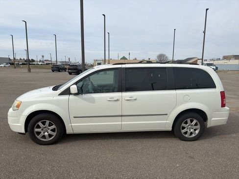 Used 2010 Chrysler Town & Country Touring image 3
