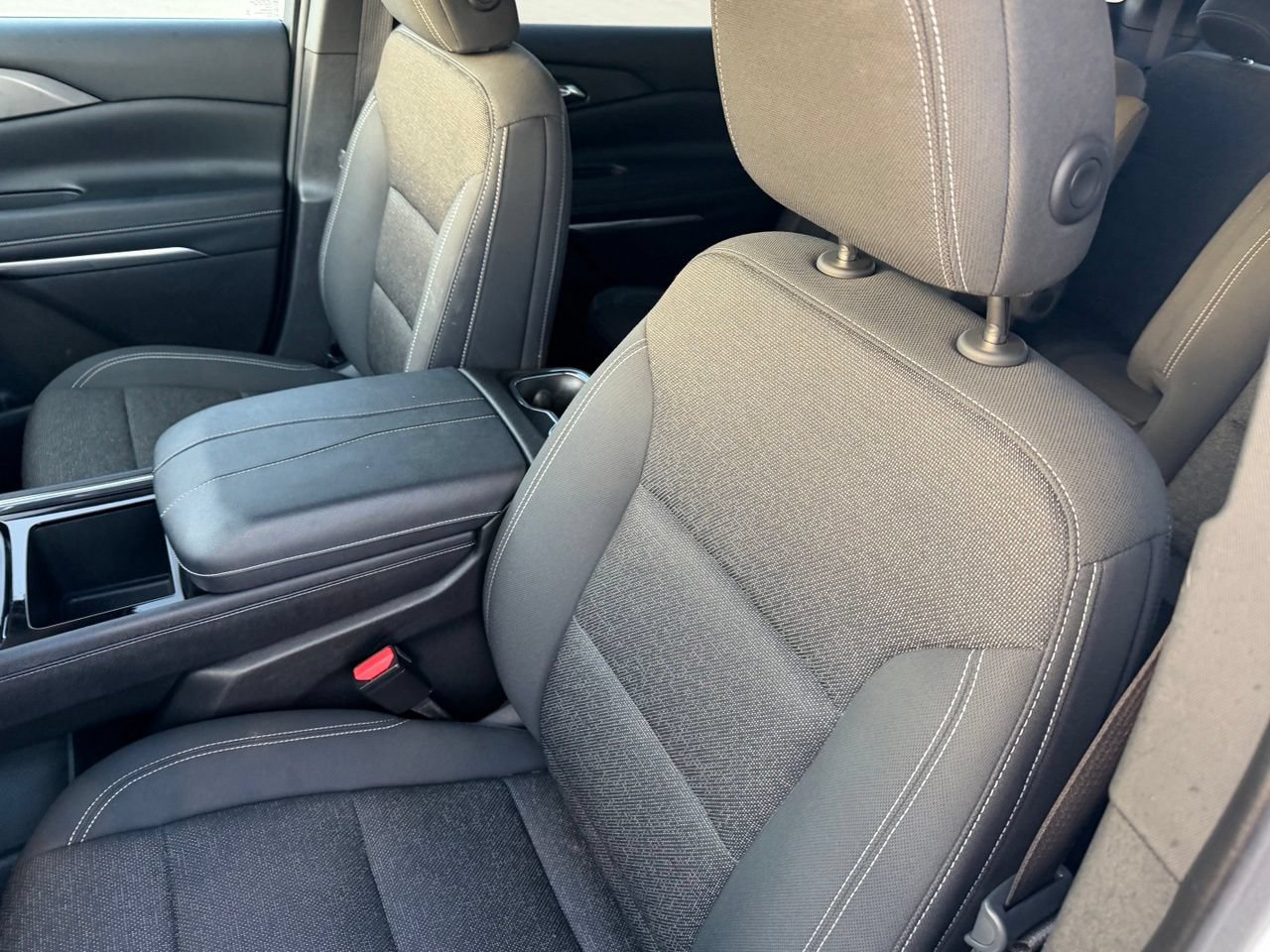 Used 2025 Chevrolet Traverse LT FWD image 30