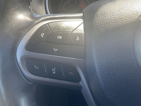 Used 2019 Jeep Cherokee Latitude Plus w/ Cold Weather Group AWD/4WD image 6