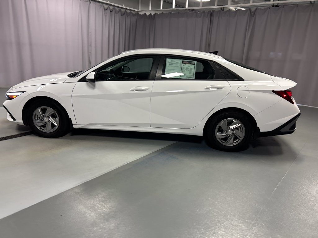 Used 2025 Hyundai Elantra SE FWD image 4