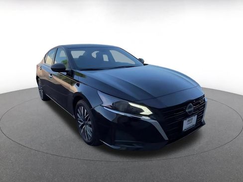 Used 2025 Nissan Altima 2.5 SV FWD image 3