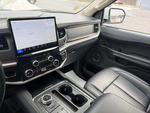 Used 2024 Ford Expedition XLT image 23