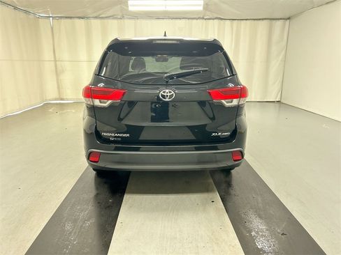 Used 2019 Toyota Highlander SE image 22