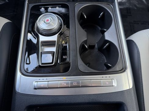 Used 2025 Kia Carnival EX image 25