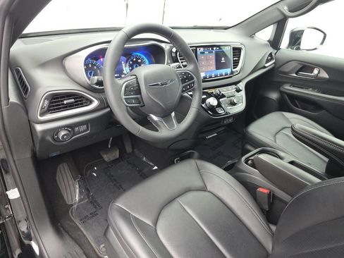 Used 2025 Chrysler Pacifica Select FWD image 16