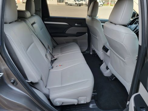 Used 2018 Toyota Highlander XLE image 19