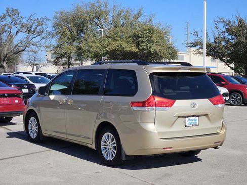 Used 2011 Toyota Sienna XLE image 5
