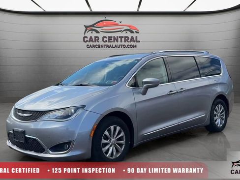Used 2019 Chrysler Pacifica Touring-L FWD image 1