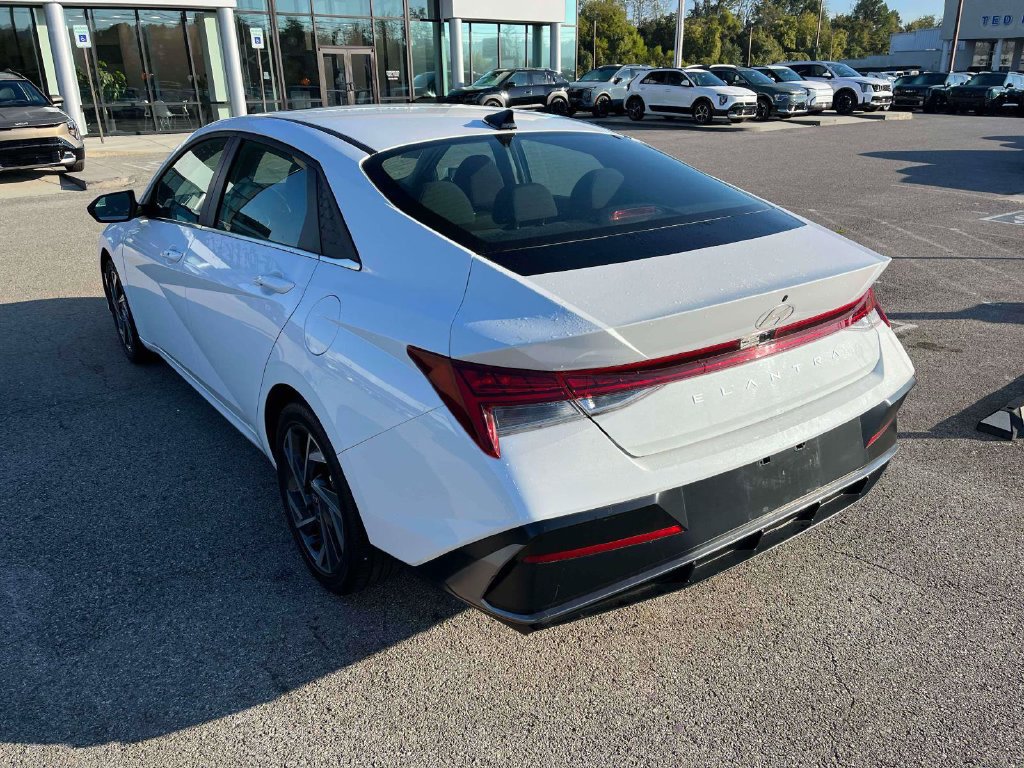 Used 2025 Hyundai Elantra SEL FWD image 3