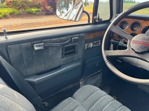 Used 1990 Chevrolet Suburban 2WD image 27