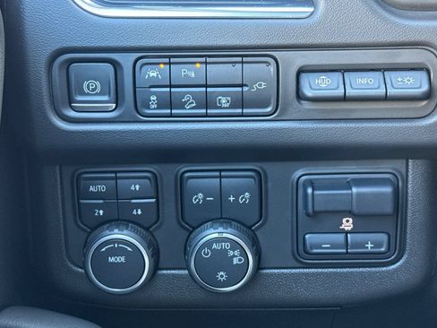 Used 2022 Chevrolet Suburban Premier AWD/4WD image 39