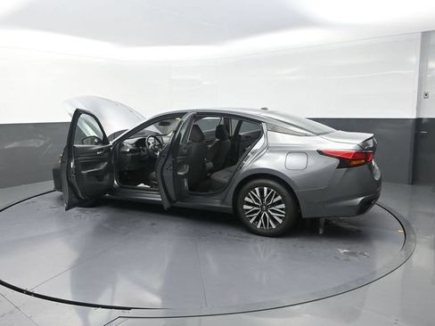 Used 2024 Nissan Altima 2.5 SV FWD image 33