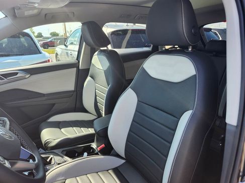 New 2025 Volkswagen Taos SEL image 8