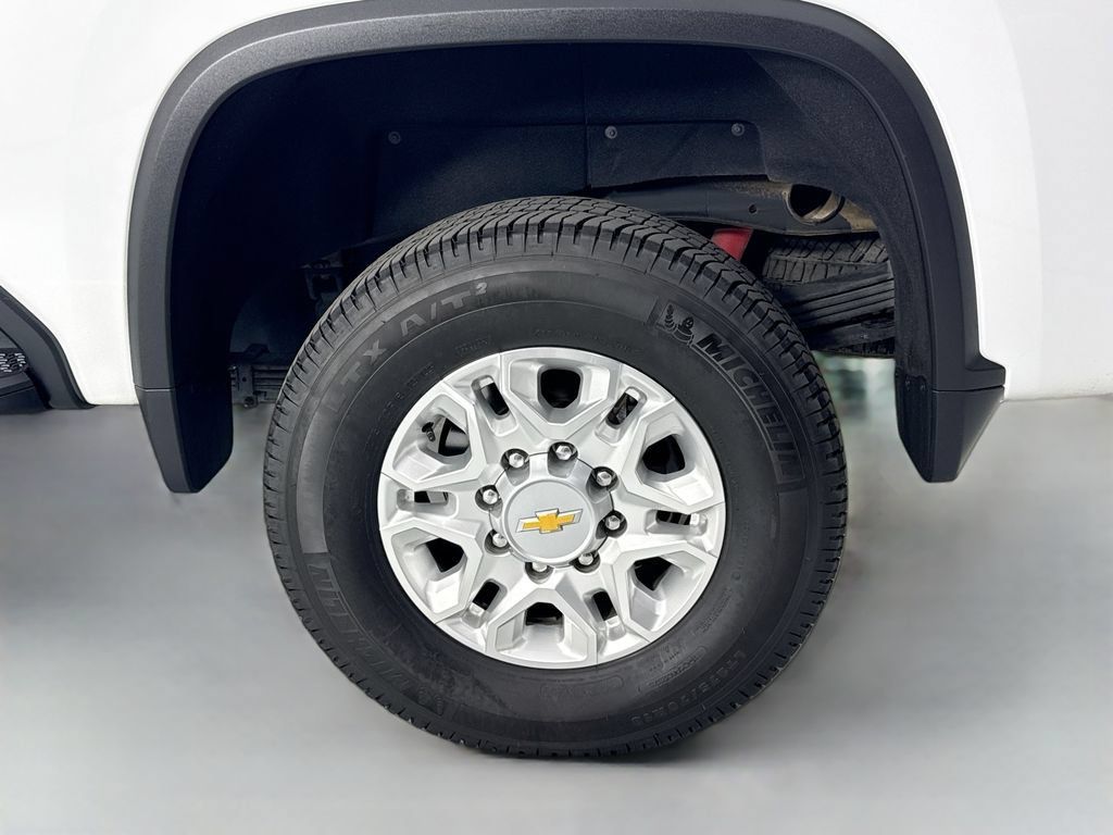 Used 2025 Chevrolet Silverado 2500 LT AWD/4WD image 31
