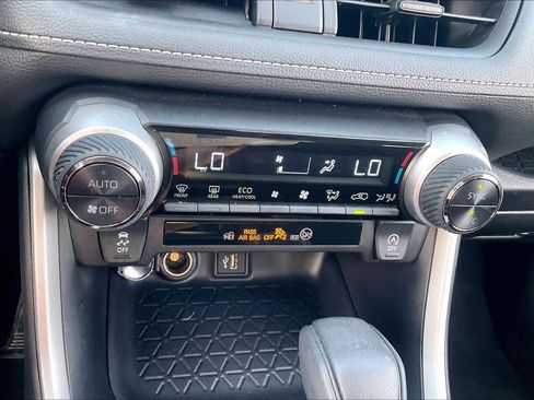 Used 2025 Toyota RAV4 XLE w/ Convenience Package FWD image 32