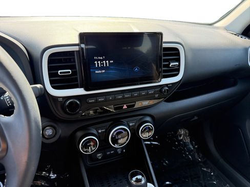 Certified 2025 Hyundai Venue Limited FWD image 12