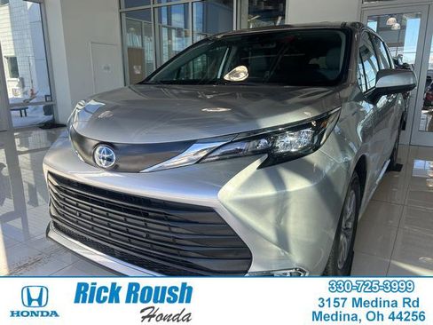 Used 2024 Toyota Sienna XLE image 1