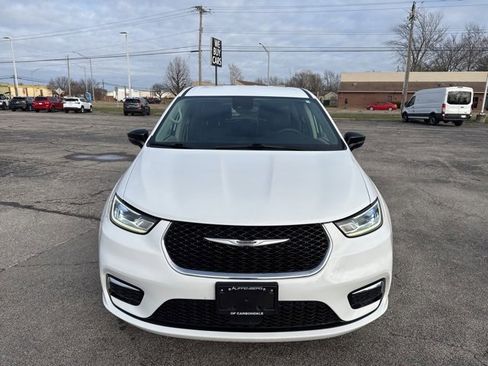 Used 2024 Chrysler Pacifica Select image 11