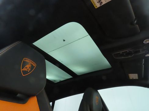 Used 2020 Lamborghini Urus image 19