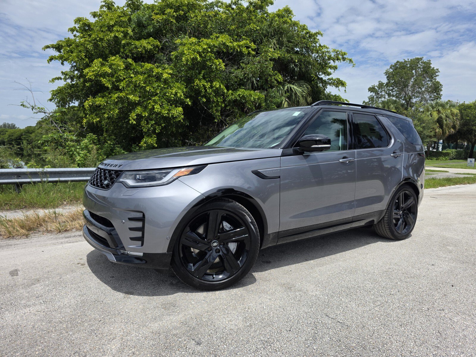 Used 2026 Land Rover Discovery Dynamic SE AWD/4WD image 1
